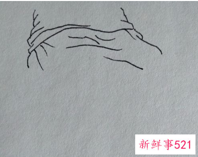 穿裙子的坐姿速写