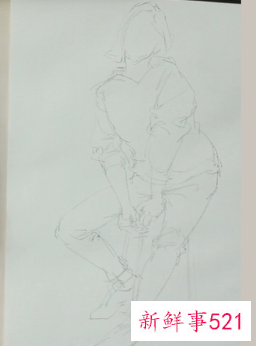 穿裙子的坐姿速写