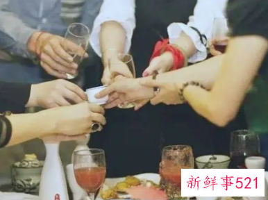 给长辈敬酒的手势图片