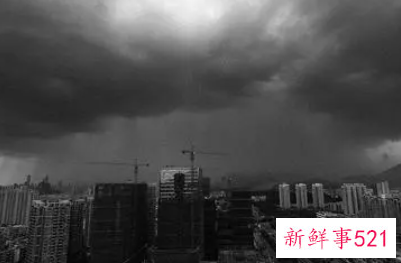 梦见暴风雨非常大