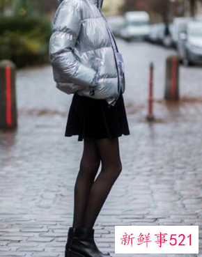 粉色羽绒服搭配什么颜色裙子