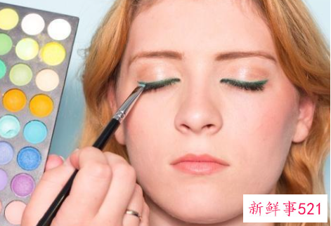 简单的眼影画法