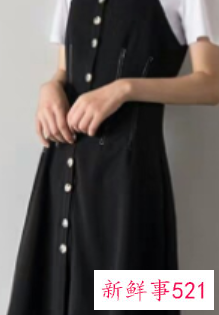 黑色吊带开叉裙