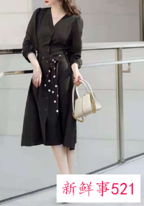 黑色吊带开叉裙