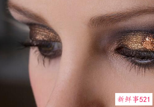 简单的眼影画法