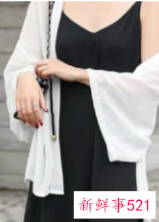 黑色吊带开叉裙