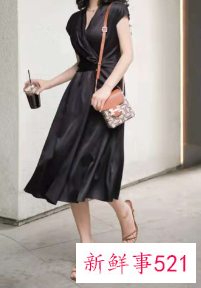 黑色吊带开叉裙