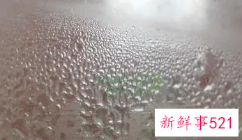 冬天室内墙壁只一面墙有水珠