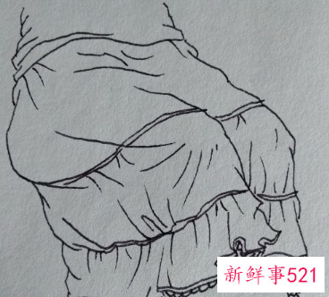 穿裙子的坐姿速写