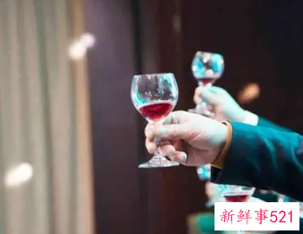 给长辈敬酒的手势图片