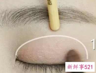 简单的眼影画法