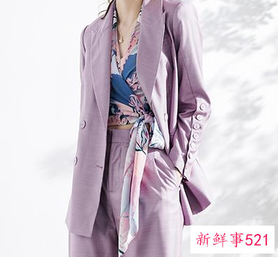 小西装里面搭什么衣服最好