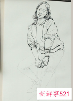 穿裙子的坐姿速写