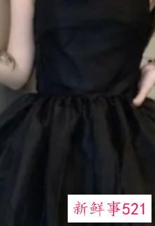 黑色吊带开叉裙