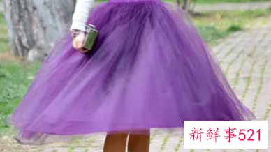 粉色羽绒服搭配什么颜色裙子