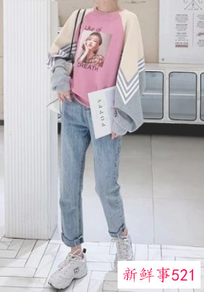 圆领卫衣怎么搭配