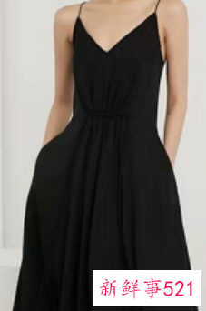 黑色吊带开叉裙