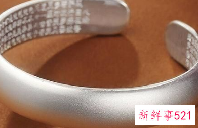 长期戴银手镯会怎样