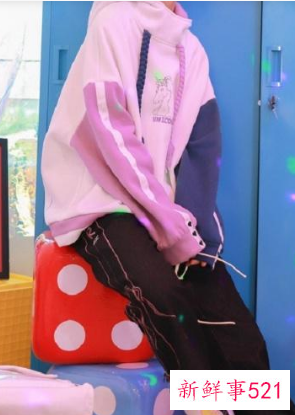 圆领卫衣怎么搭配