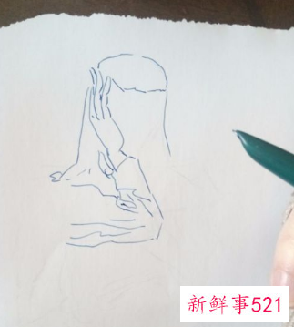 穿裙子的坐姿速写