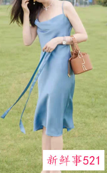 黑色吊带开叉裙