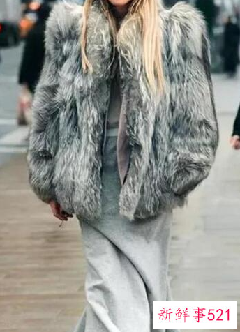 时尚皮草添加一些小饰品会更加别致