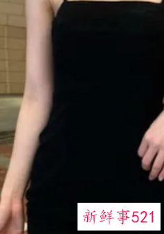 黑色吊带开叉裙