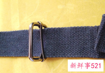 斜挎包的调节扣怎么穿