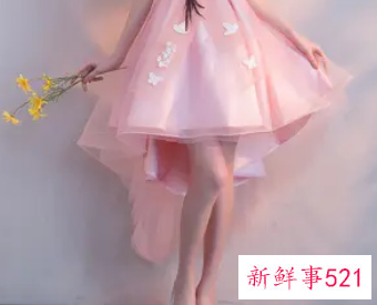 粉色羽绒服搭配什么颜色裙子