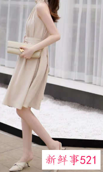 黑色吊带开叉裙