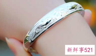 长期戴银手镯会怎样