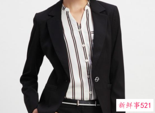 小西装里面搭什么衣服最好