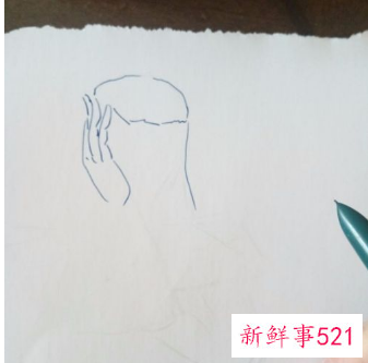 穿裙子的坐姿速写