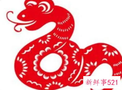 属蛇男重视一个人的表现