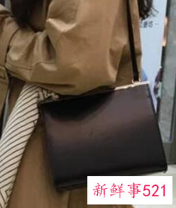 红色包包合适什么颜色衣服