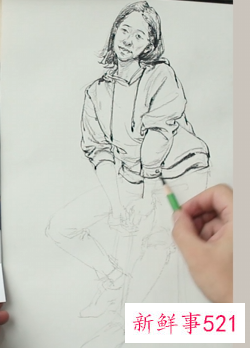 穿裙子的坐姿速写