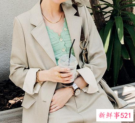 小西装里面搭什么衣服最好