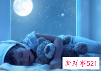 做梦梦见抱着小女孩睡觉