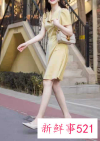 黑色吊带开叉裙