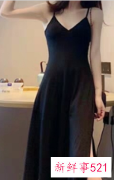 黑色吊带开叉裙