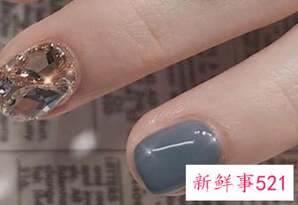 皮肤偏黄涂什么颜色的指甲油