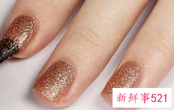 皮肤偏黄涂什么颜色的指甲油