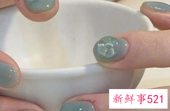 皮肤偏黄涂什么颜色的指甲油