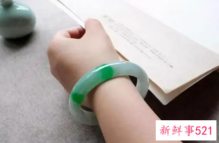 玉镯子佩戴方法