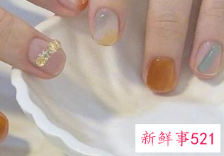 皮肤偏黄涂什么颜色的指甲油