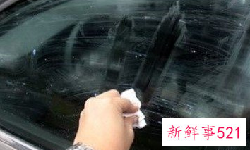 如何去除侧窗玻璃雨水和雾