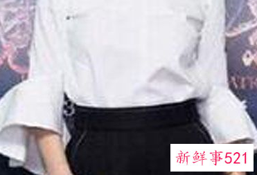 黑色高腰短裤搭配什么上衣好看