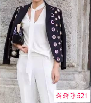 小方巾搭配衣服需注意什么