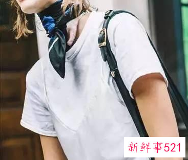 小方巾搭配衣服需注意什么