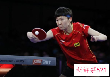 王曼昱为国乒捧回第24座世乒赛女单冠军奖杯